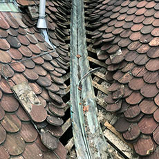Dachziegel, die während eines Sturms angehoben wurden
